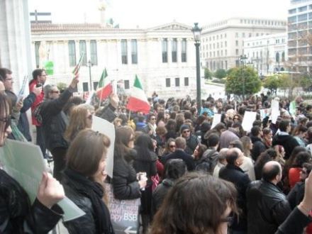 Μέγα πλήθος στα Προπύλαια στην εκδήλωση διαμαρτυρίας κατά του σχεδίου Αθηνά - Αύριο 06.03, ημέρα κατάθεσης στη Βουλή, νέο συλλαλητήριο στα Προπύλαια - Κλειστή η Φιλοσοφική Σχολή μέχρι την Παρασκευή (05.03.2013)
